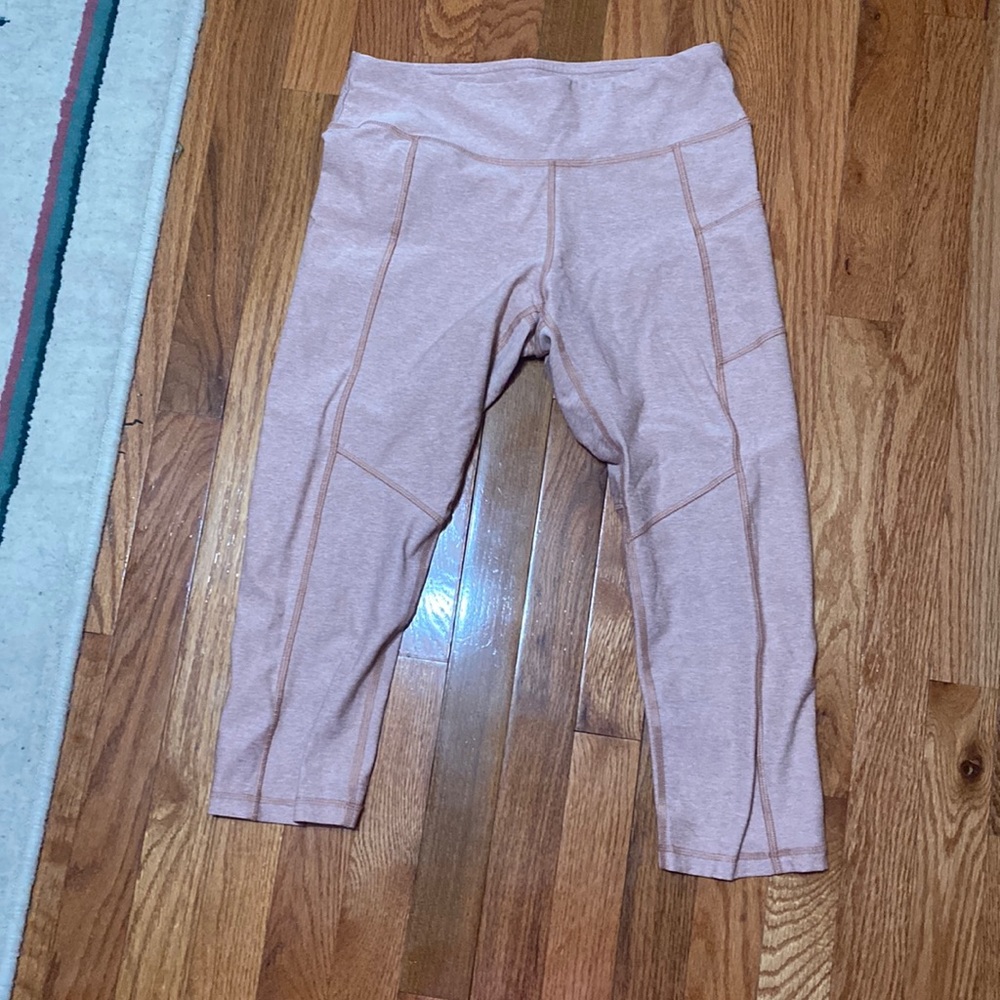 Light Pink Capri Leggings With Pockets. Size L